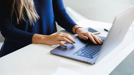 vrouw typt op een laptop
