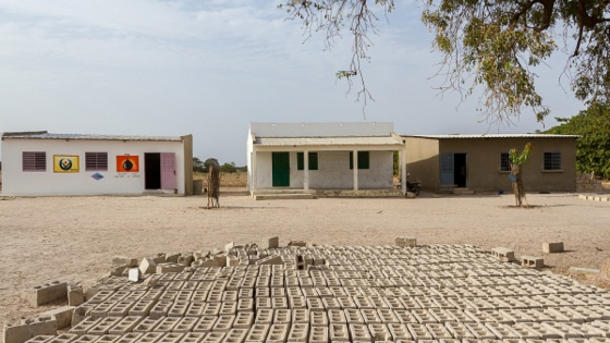 Makoye Kafo zet in Senegal een educatief tuinbouwproject op bij een lagere school
