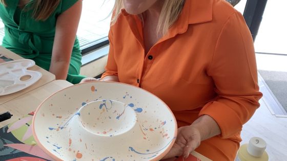 Vrouw doet aan ceramic pottery painting