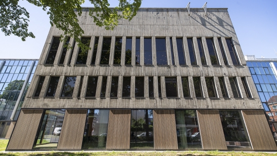 Foto van de voorgevel van het muziekcentrum