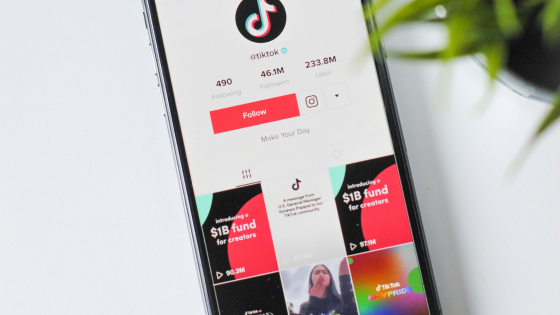 Smartphone waarop TikTok openstaat