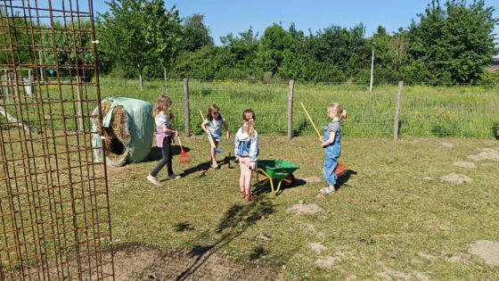 kinderen buiten in een dierenpark