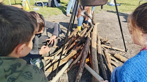 kinderen maken het kampvuur aan