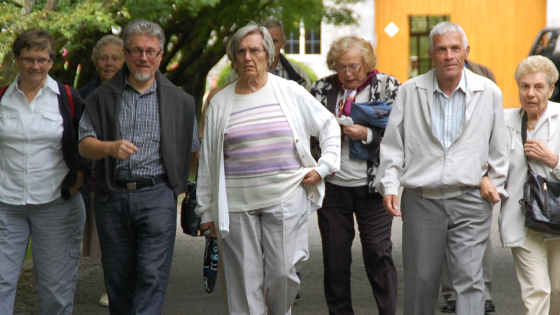 Een tiental mannen en vrouwen zijn op wandel in de stad