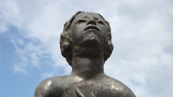 De sculptuur FIGUUR van José Vermeersch kreeg in 2019 een definitieve bestemming op het José Vermeerschplein in Heule