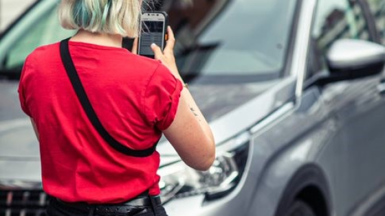 Medewerker scant een nummerplaat.