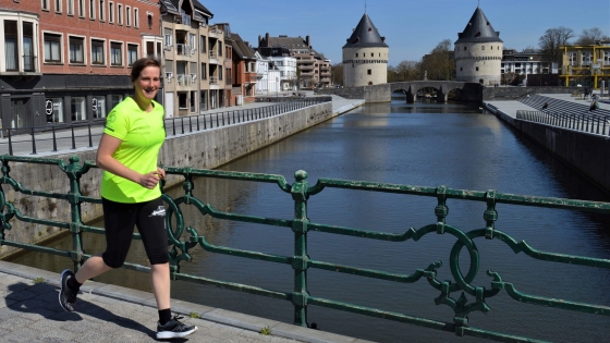 Lopend persoon bij de broeltorens