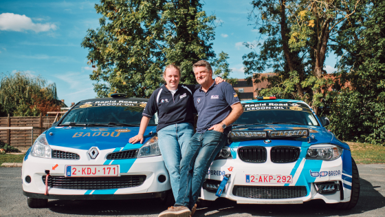 Louise en Gr&eacute;gory voor hun racewagens