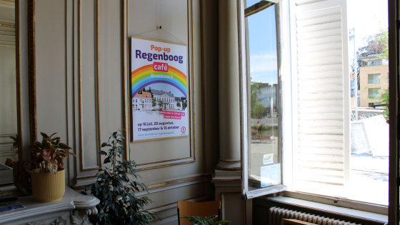 Poster pop-up regenboogcafé zomer 2022