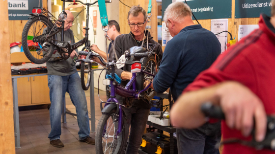 Mensen herstellen fiets
