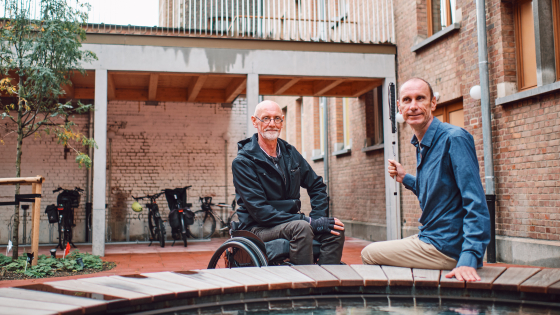 Ansger en Gino op het binnenplein van de schouwburg