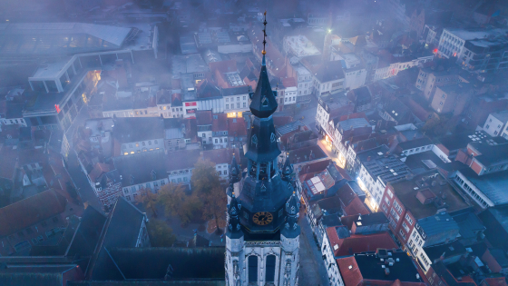 Sint-Maartenskerk vanuit de hoogte genomen met een drone