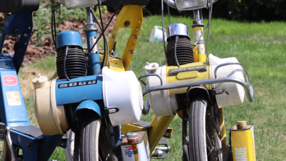 Twee Solex bromfietsen op het gras