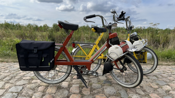 Twee Solexen op kasseien