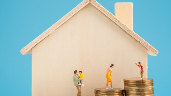 Afbeelding stack coin with savings substantial money inside family