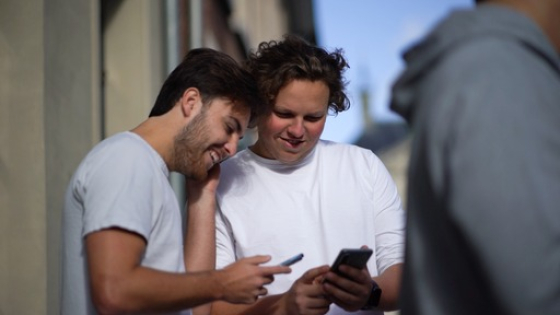 Twee mensen kijken op hun gsm