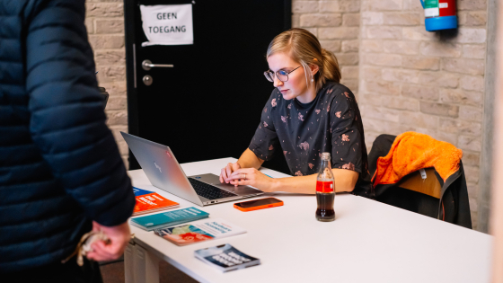 medewerker van de Stad die inschrijvingen afhandelt