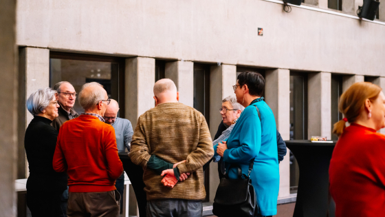 vrijwilligers Allemaal Digitaal gezellig aan receptietafel