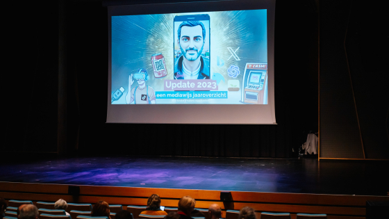 zaal en podium in concertstudio Track met projectie op het scherm van het digitale jaaroverzicht 2023