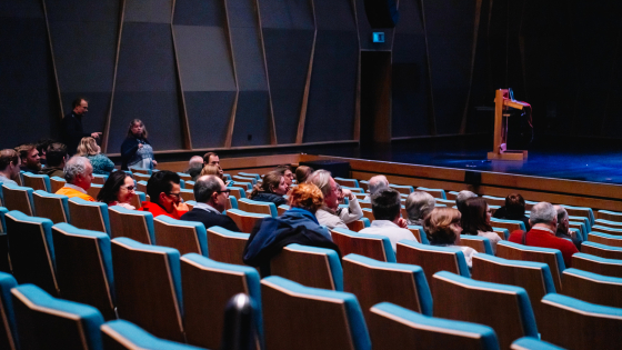 stoelen van concertstudio Track gevuld met aanwezigen