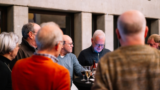vrijwilligers van Allemaal Digitaal gezellig aan receptietafel