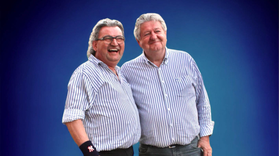 2 mannen met blauw-wit gestreepte hemden