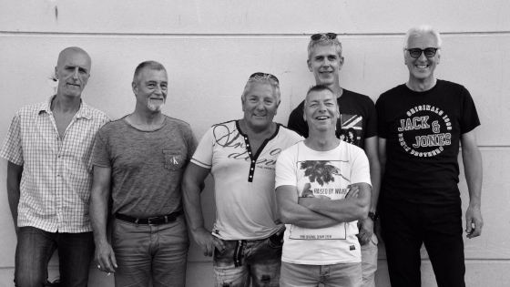 zwart-wit foto van de groep