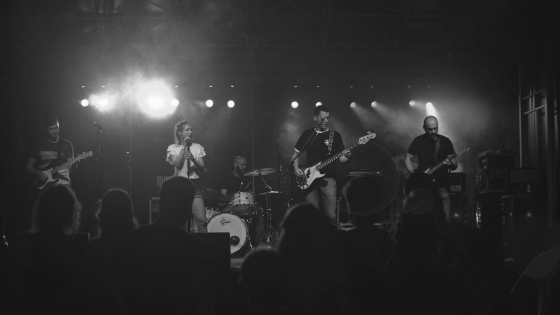 zwart-wit foto's van de band op het podium