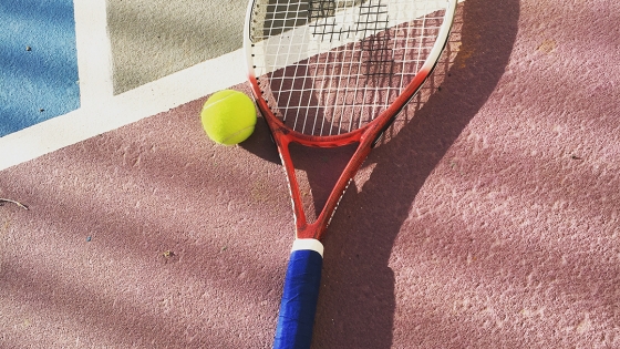 Tennisraket en bal