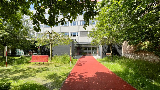 Tijdelijke ingang stadhuis binnenkoer