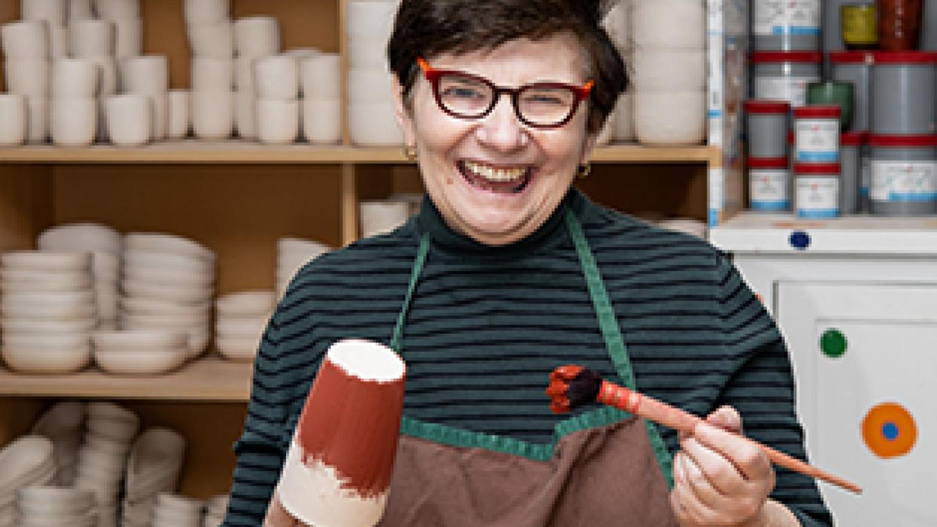 Vrolijke dame aan het schilderen