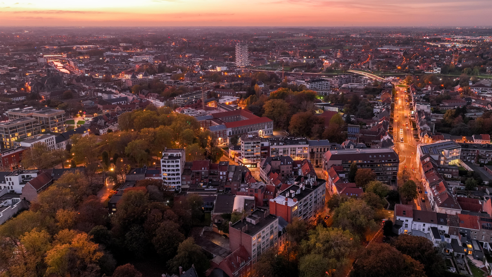 dronebeeld over stad Kortrijk