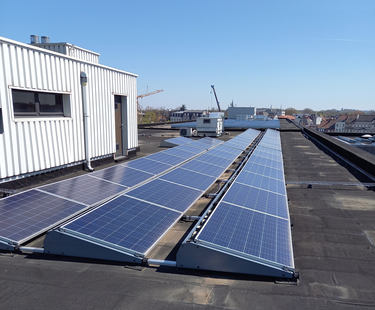 Zonnepanelen op het dak van een gebouw