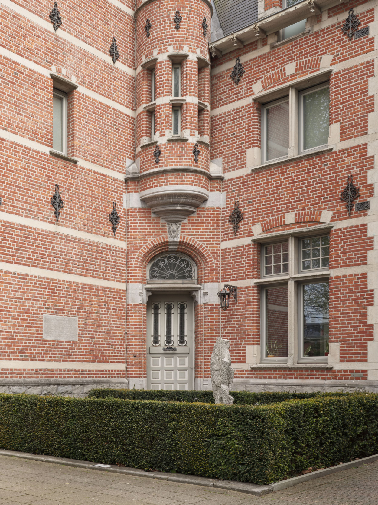 Gepantserd wezen van Gerard Holmens