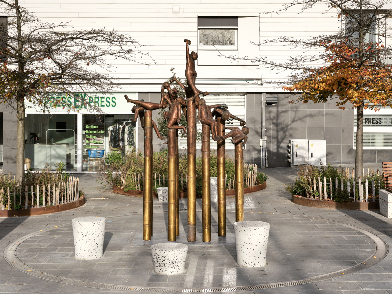 Foto van de vernieuwde sculptuur De Dorstigen Laven op de Veemarkt.
