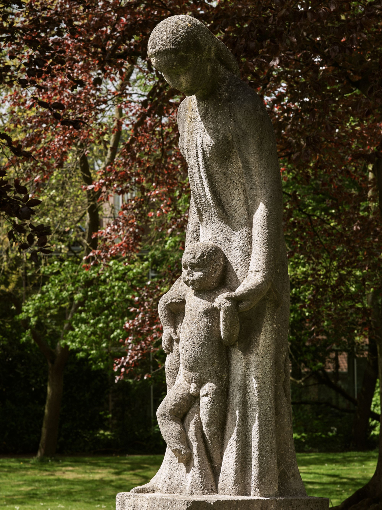 Beeld De Eerste Stap of Moeder en Kind van André Taeckens