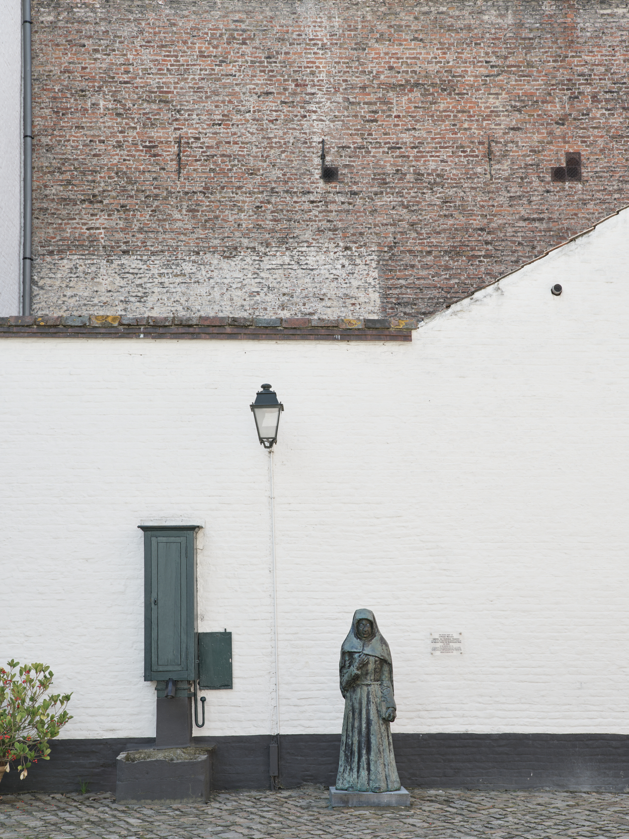Foto van het beeld Het laatste begijntje in het Begijnhof