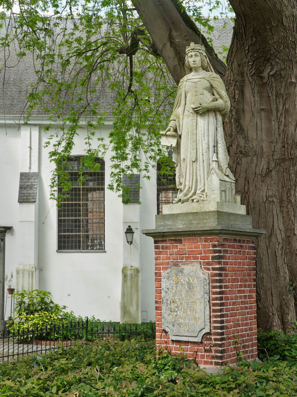Foto van het beeld van Johanna van Constantinopel in het Begijnhof
