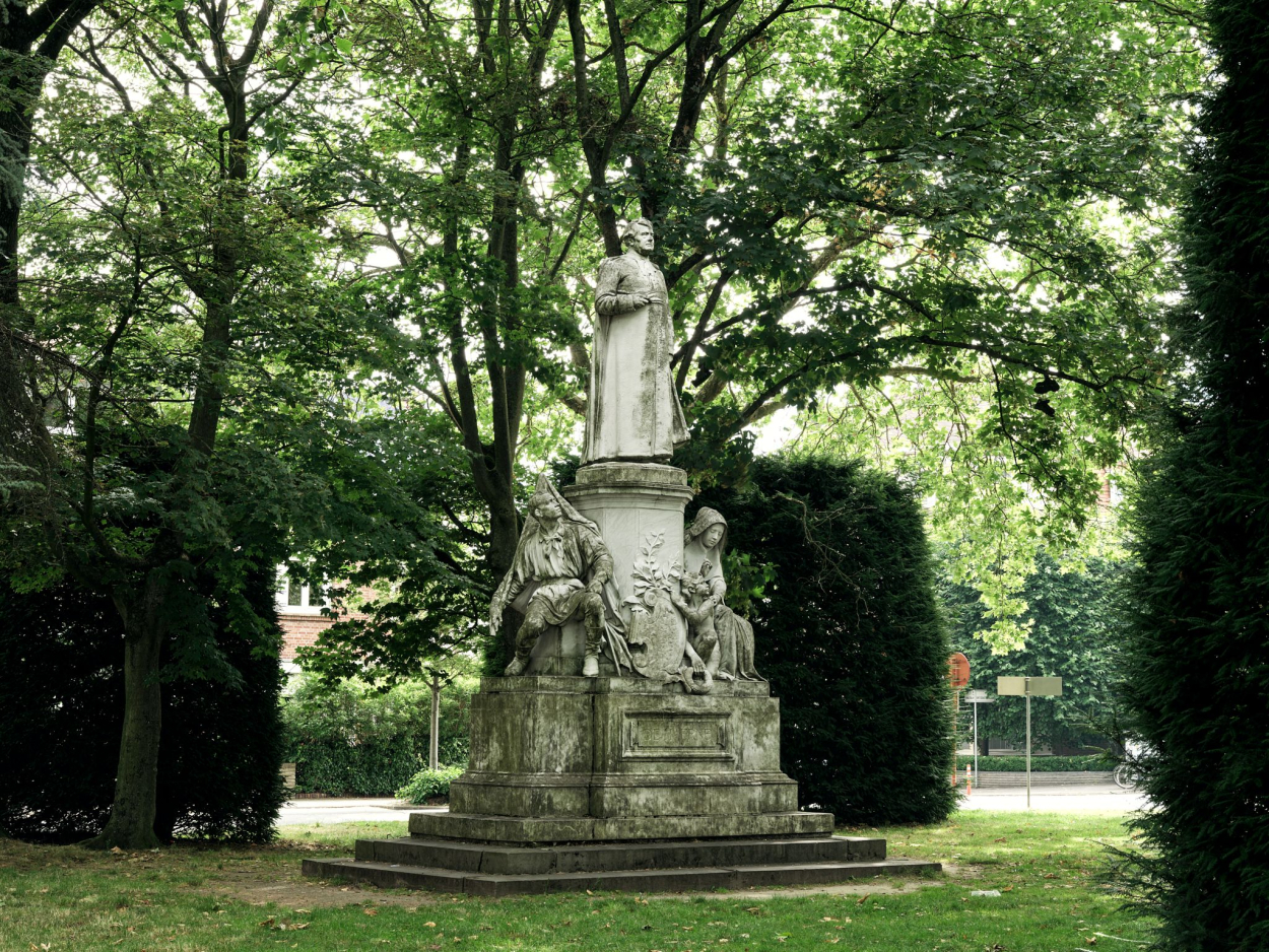 Foto van de beeldengroep Monseigneur De Haerne