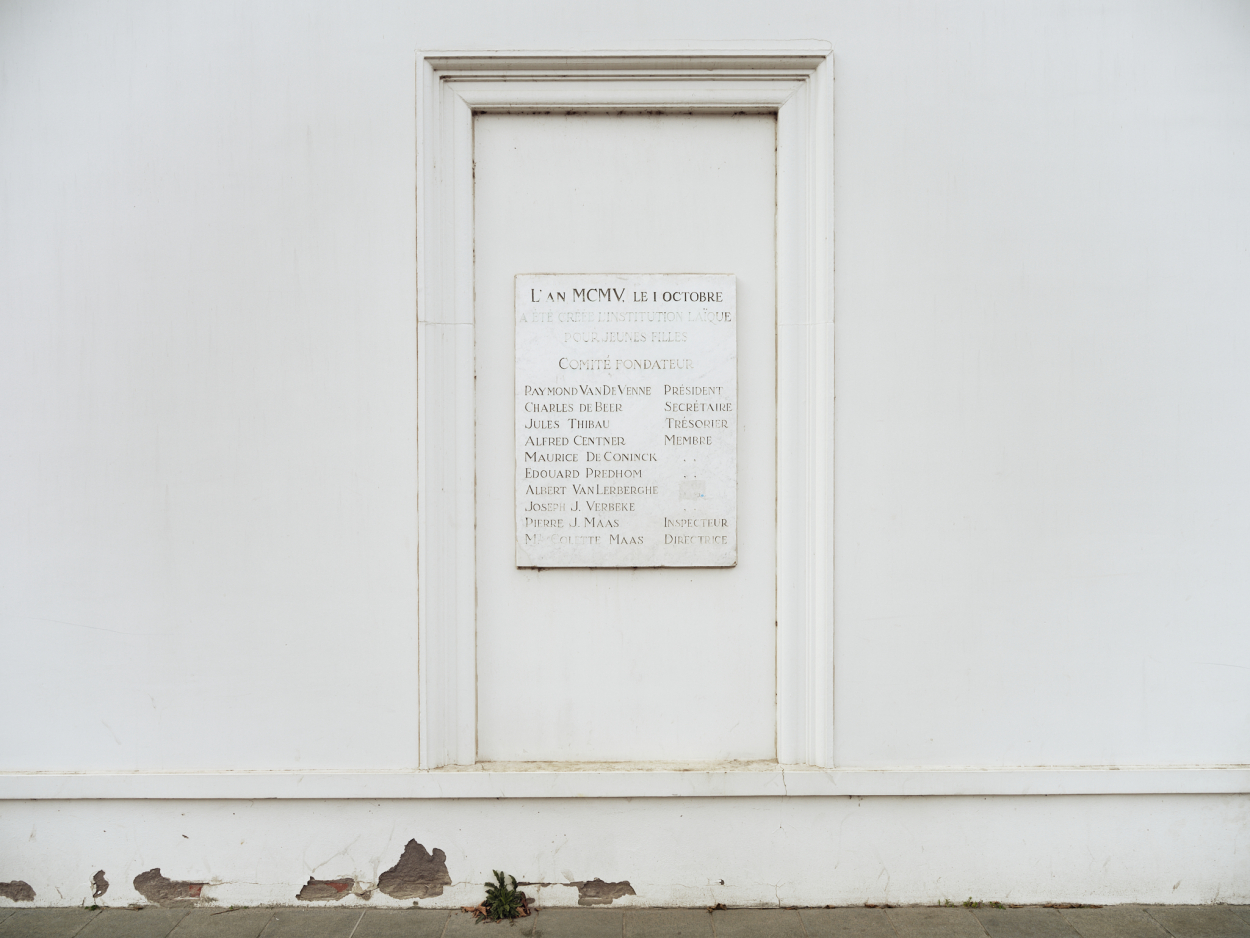 Foto van de gedenkplaat aan de école laïque