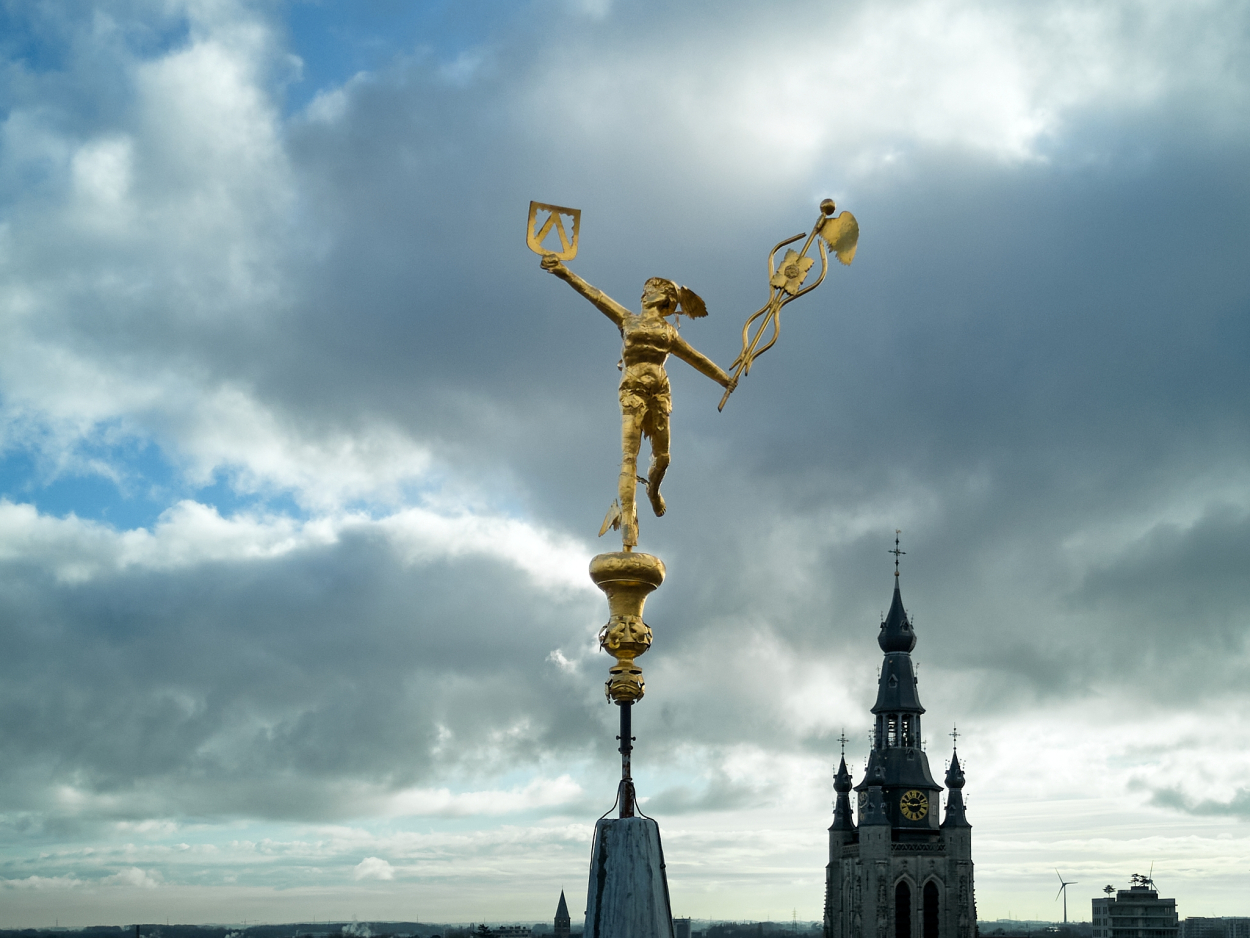 Foto van het beeld Mercurius op toren Belfort.