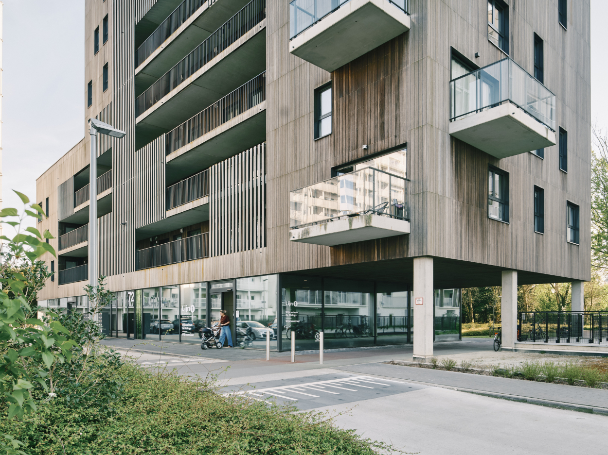 appartementsgebouw met wat struiken ervoor