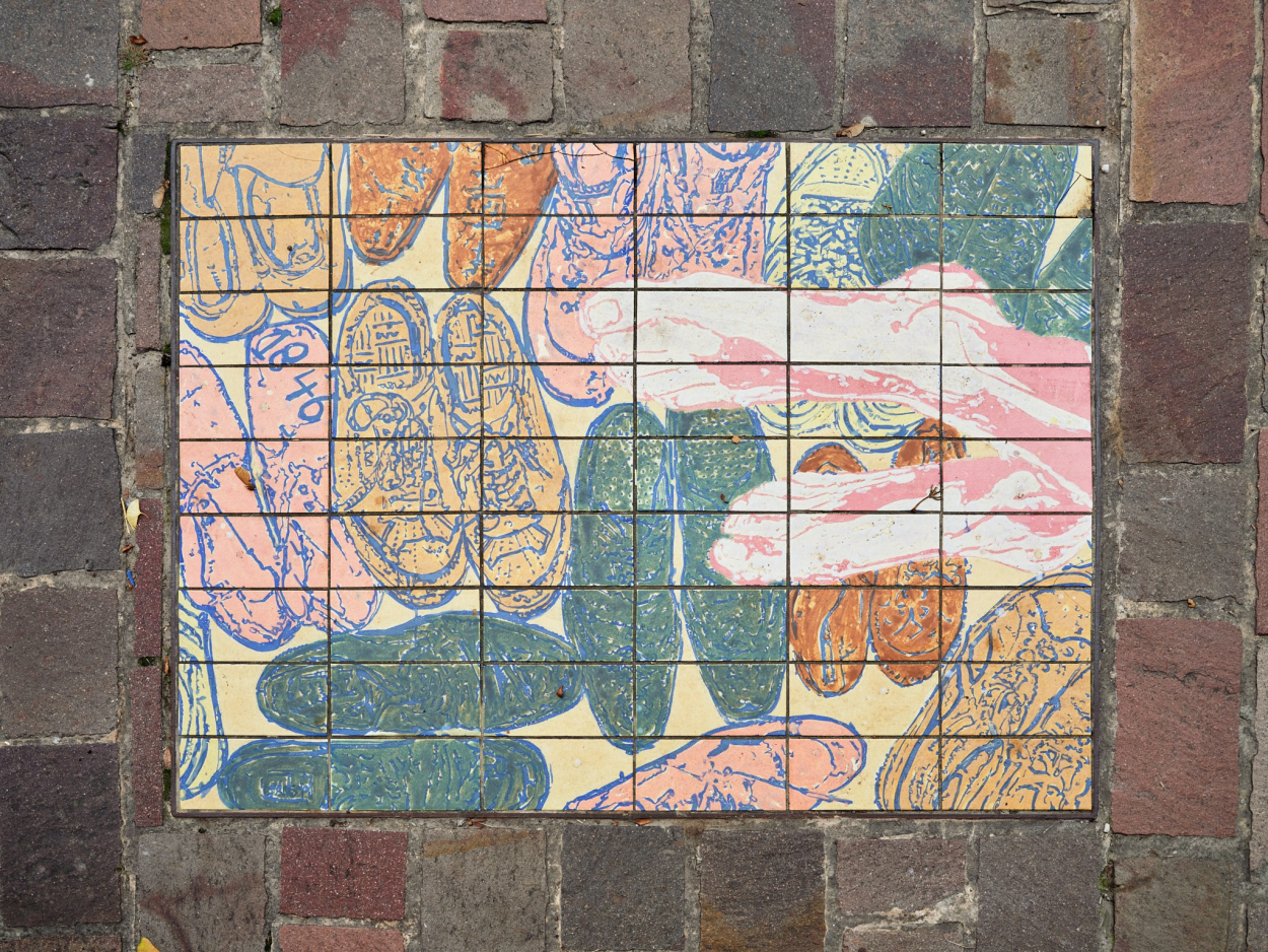 Foto van de keramiektegel De schoenen van de bedevaarder van Peter de Graaff