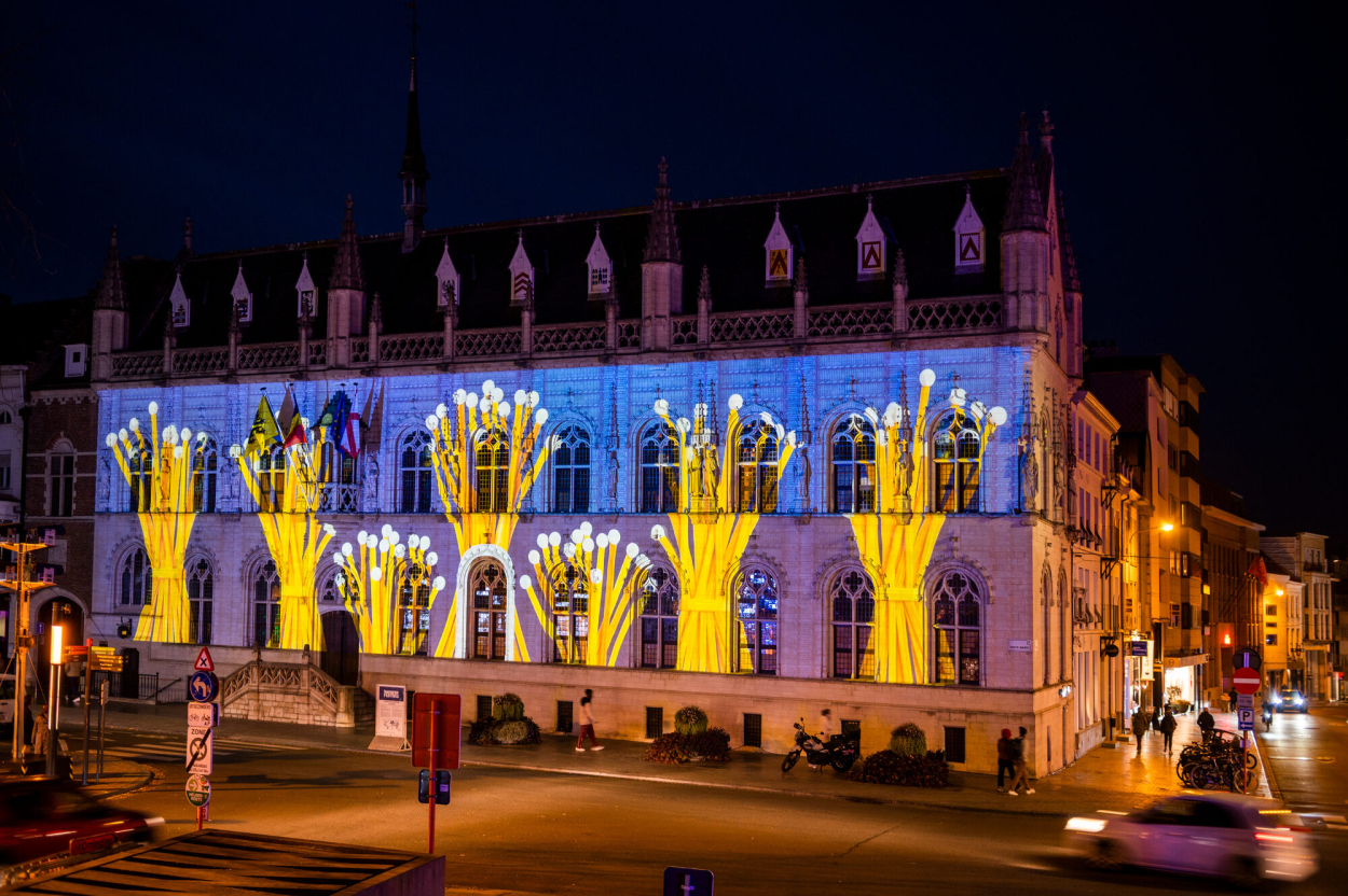 Stadhuis met projectie op de muren