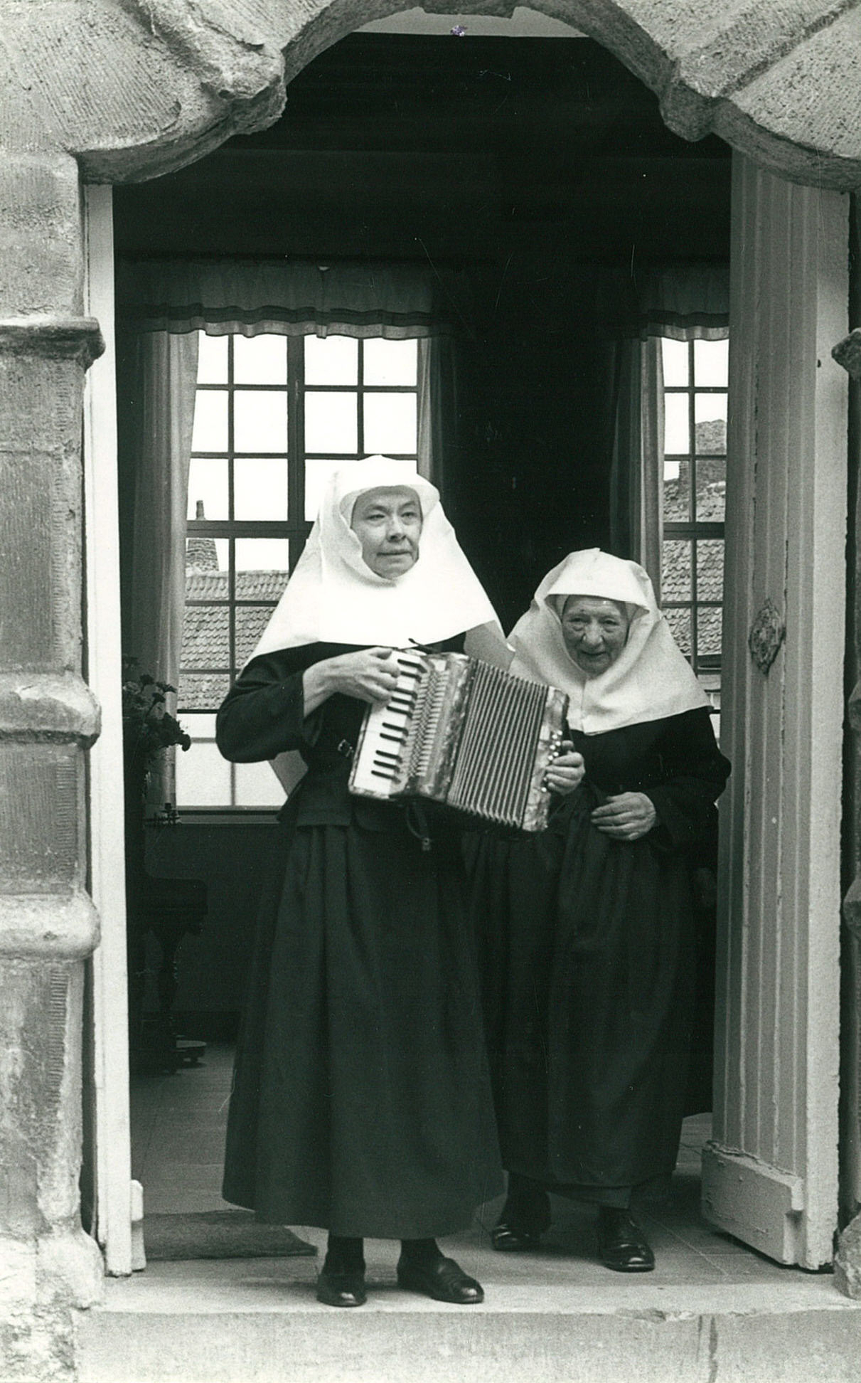 Nonnen van het begijnhof-zwart-wit foto