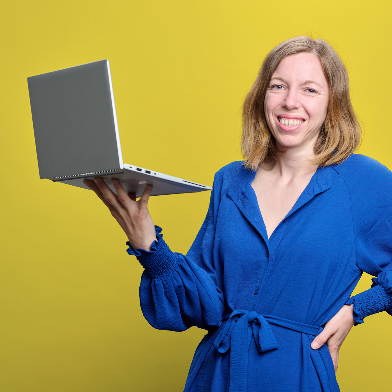 Jongedame met laptop
