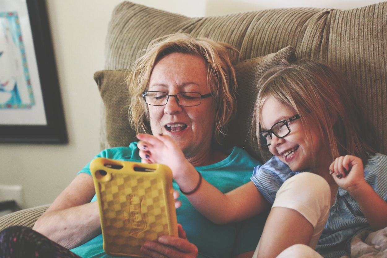 mama en dochter spelen met tablet