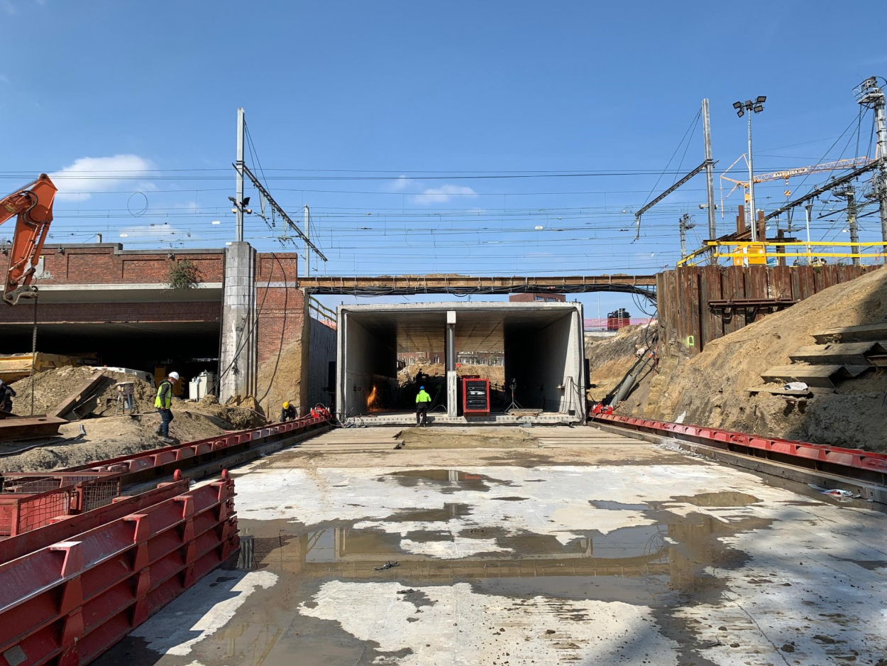 De fiets- en bustunnel staat op zijn plaats in Kortrijk