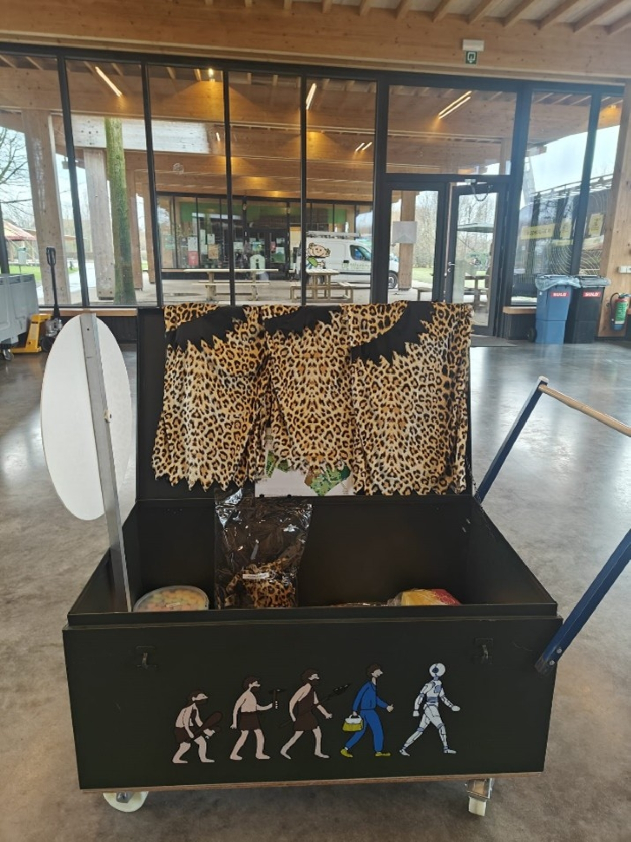 Zwarte koffer met daarop een tekening van de evolutie van de mens