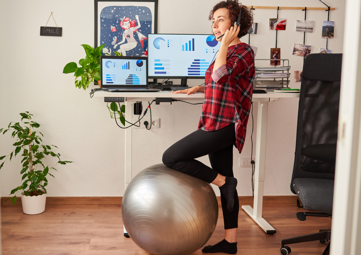 medewerker staat ergonomisch aan bureau